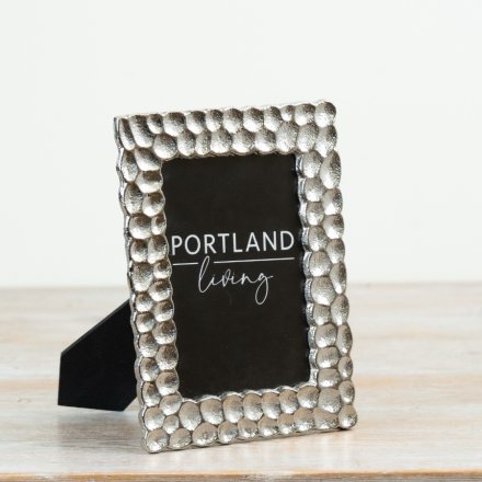 Chic and modern photo frame to showcase your favorite memories.
