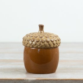 This lidded pot captures classic autumn styling with a refined finish.