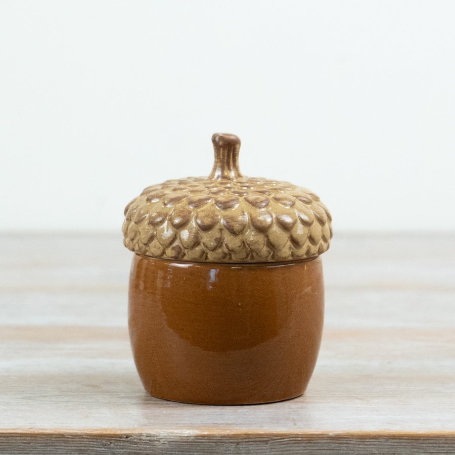 This lidded pot captures classic autumn styling with a refined finish.