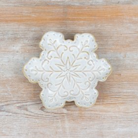 This 16cm Snowflake Plate adds a touch of winter elegance to your table with its refined design.