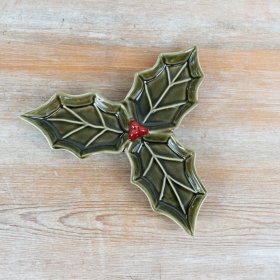 Add a festive yet elegant accent to your seasonal range with this ceramic holly leaf dish