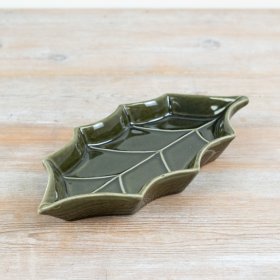 Celebrate the season in style with this elegant ceramic holly leaf dish, designed to bring a subtle yet festive touch to
