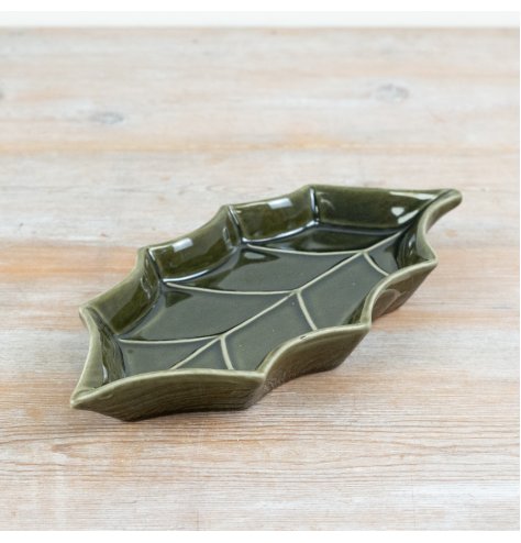 Decorate your  table with this elegant ceramic plate shaped like a festive holly leaf.