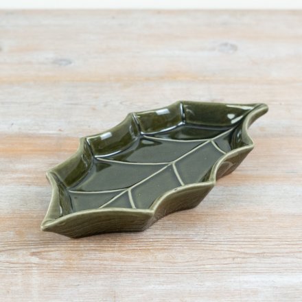 Add a festive flourish to seasonal table displays with this beautifully crafted ceramic holly leaf plate. 