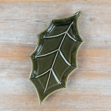 Celebrate the season in style with this elegant ceramic holly leaf dish, designed to bring a subtle yet festive touch