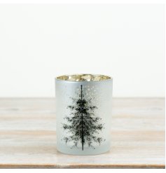 Add understated festive elegance to your seasonal collection with this beautifully designed Christmas tree t-light holde