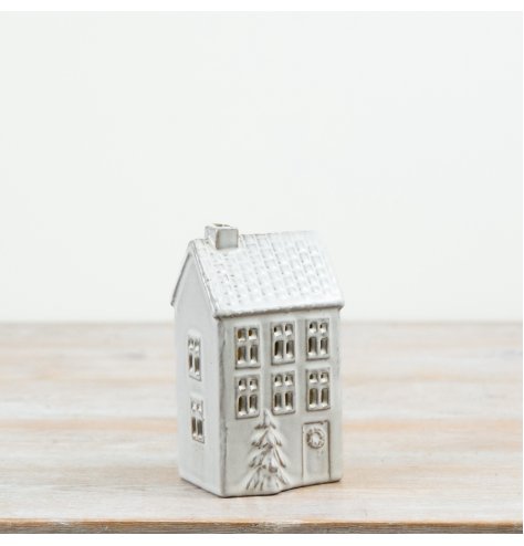 Bring a cosy festive glow to Christmas displays with this charming ceramic house decoration. 