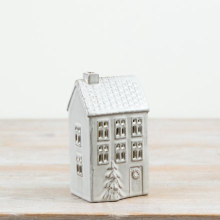 Bring a cosy festive glow to Christmas displays with this charming ceramic house decoration.