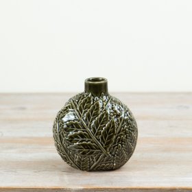 Graceful leaf vase in soft green, ideal for beautifully displaying your favorite flowers.