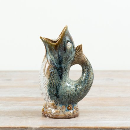 Make a playful and colourful statement with this beautifully two-toned fish vase. 