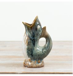 Make a playful and colourful statement with this beautifully two-toned fish vase. 