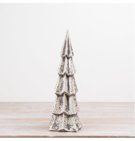 Rustic-style tree ornament with charming, natural-inspired design.