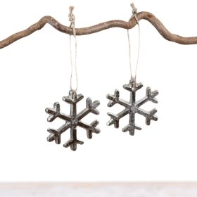 Bring winter charm with this sleek Silver Snowflake ornament