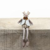 Add a charming touch of rustic woodland style to your seasonal collections with this delightful mouse shelf sitter.