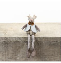 Bring rustic woodland charm to your seasonal decor with this adorable mouse shelf sitter.
