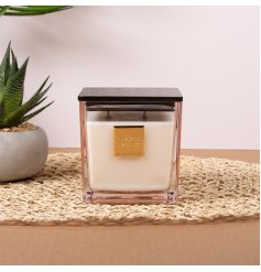 Delightful wax candle with a cozy coconut fragrance.