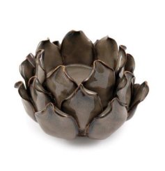 This chic T-light holder brings a cozy warmth and stylish charm to any space.