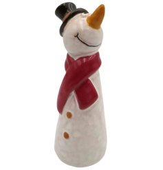 slim snowman decoration featuring a joyful gaze directed upwards and a happy smile