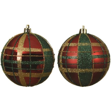 Enhance Christmas décor with this elegant set of tartan-style, shatterproof baubles for a timeless festive look.