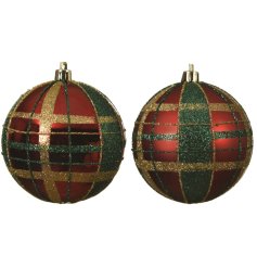 Enhance Christmas décor with this elegant set of tartan-style, shatterproof baubles for a timeless festive look.