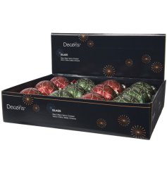 Enhance your festive décor with this elegant glass bauble featuring a delicate flower design and silver interior.