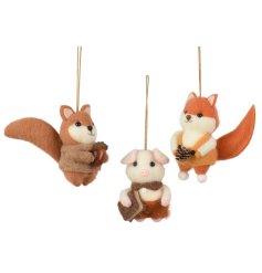 Add a touch of woodland charm to your festive décor with this enchanting collection of felt hanging decorations. 