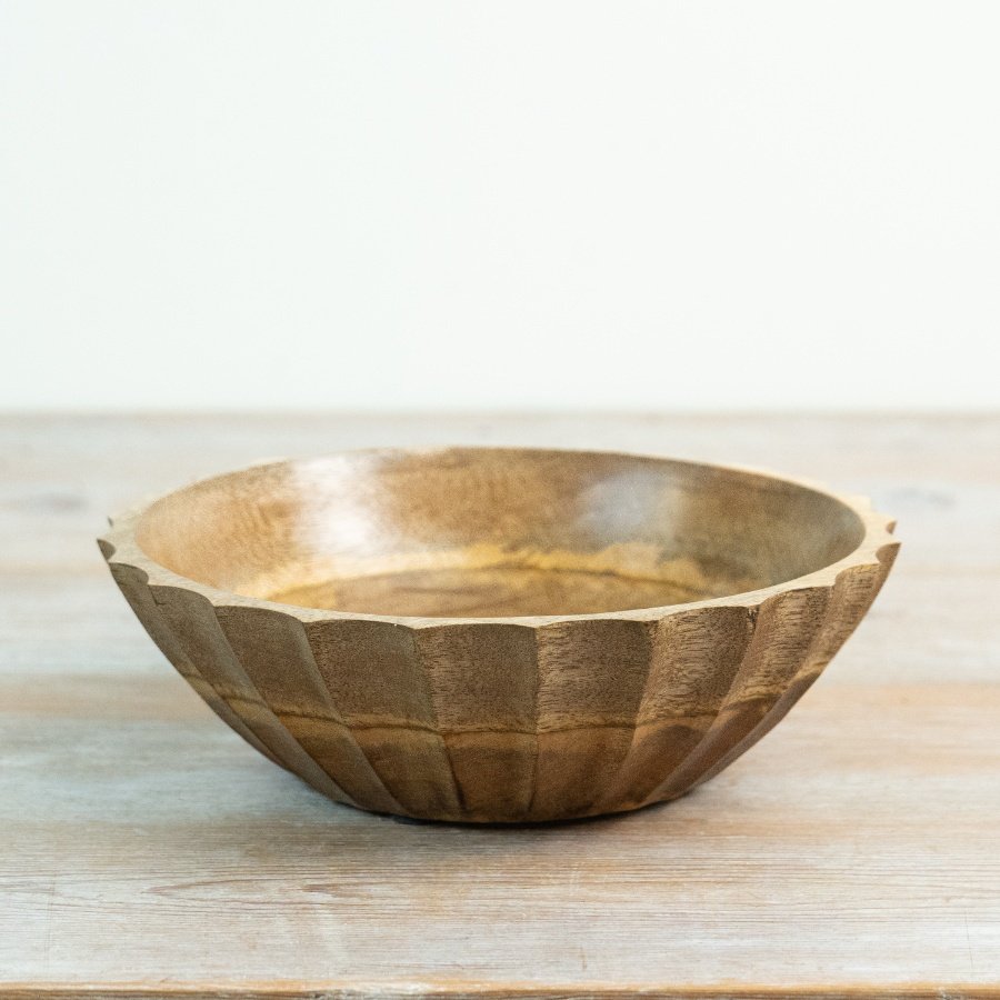 Add warmth and natural character to your range with this beautifully crafted mango wood bowl.