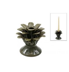 Bring nature’s charm to your decor with this elegant leaf-shaped candlestick.