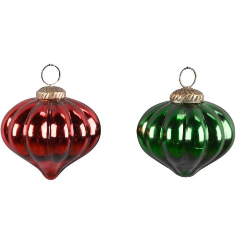 Brighten your Christmas tree with this elegant red and green glass hanging bauble for a festive touch.