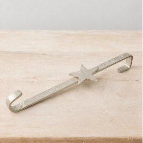 elegant aluminium hanger featuring a star motif for festive wreaths