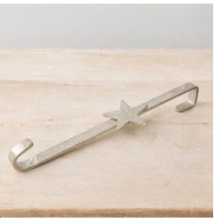 an elegant aluminium hanger featuring a star motif for your wreaths