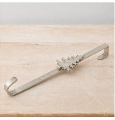 Chic aluminium wreath holder in raw nickel for a charming rustic festive look