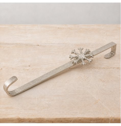 Chic snowflake wreath hook in raw nickel aluminium for refined festive styling