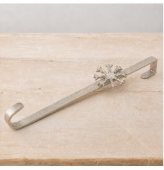 Elegant snowflake wreath hanger in sleek raw nickel aluminium for stylish seasonal decor