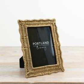 Gracefully crafted gold weave frame to beautifully present your treasured pictures with classic charm