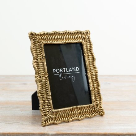 Stunning gold woven design to proudly display your treasured photos with classic elegance