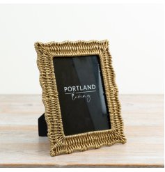 Stunning gold woven design to proudly display your treasured photos with classic elegance