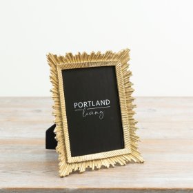 Elegant gold frame to beautifully present your treasured photographs