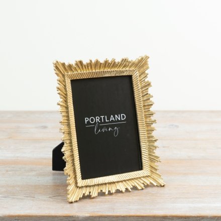 Graceful gold frame that beautifully presents your treasured photographs
