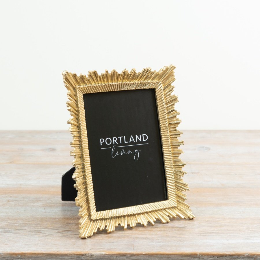 Elegant gold frame to beautifully present your treasured photographs
