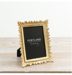 Graceful gold frame that beautifully presents your treasured photographs