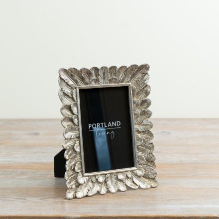 Delicately crafted feather design photo frame to beautifully showcase your favourite 