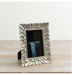 Delicately crafted feather design photo frame to beautifully showcase your favourite 