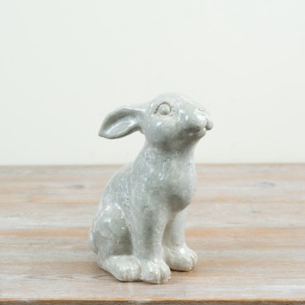 This rabbit deco has a lifelike sitting position with an expressive gaze, making it a wonderful conversation piece.