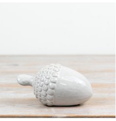 Elegant ceramic pinecone brings a cosy, woodland feel to your living space