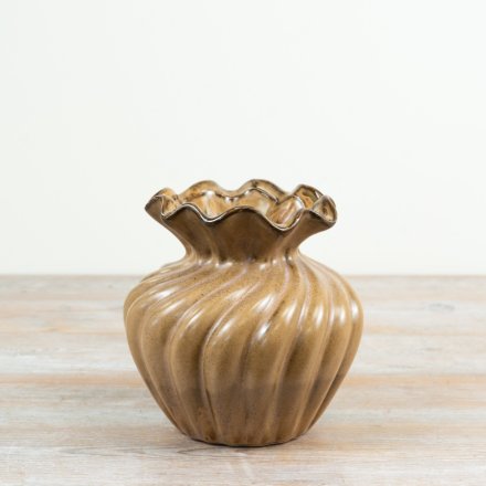 a charming swirl design flower vase 