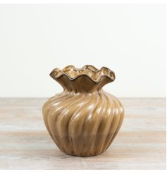 a charming swirl design flower vase 