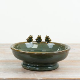 Welcome garden birds with this enchanting ceramic feeder adorned by three delightful frogs