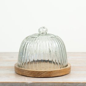 Protect and showcase your cakes and treats with this elegant glass cake stand