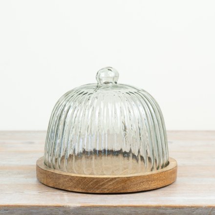 Keep your cakes and treats fresh and beautifully displayed with this elegant cake stand
